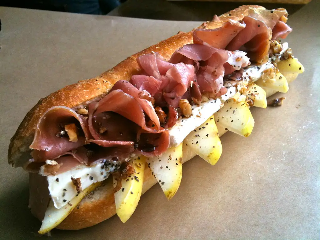 Baguetín de jamón crudo y queso