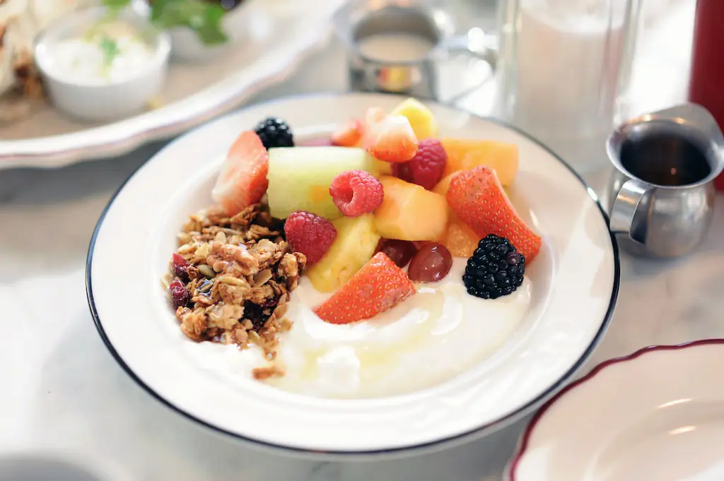 Bowl de granola con frutas y yoghurt natural
