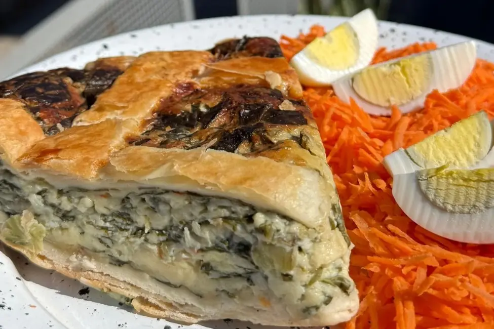 Porción de tarta + ensalada